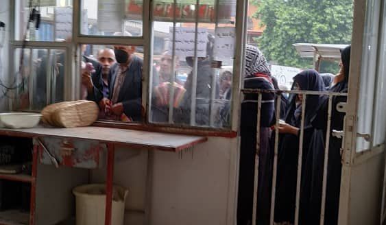 گزارش تصویری | ساعت ها انتظار و صف های طولانی برای خرید نان در نانوایی های تالش