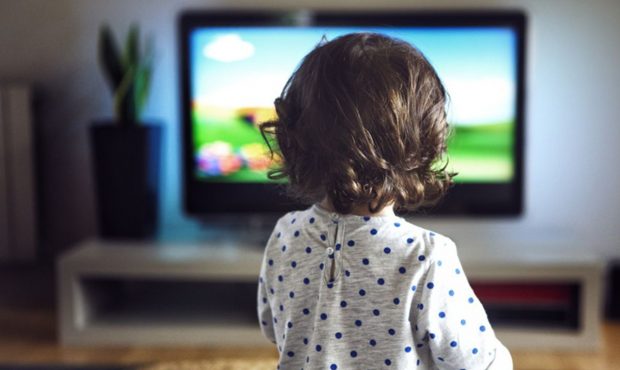 بدترین ساعات تماشای تلویزیون برای کودکان چه زمانی است؟