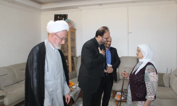 فرماندار رضوانشهر با مادر شهیدان فرهادپور و جمشاسب دیدار کرد