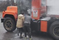 فیلم | امداد رسانی مردم لمیر به یک دستگاه تریلر که دچار آتش سوزی شده بود
