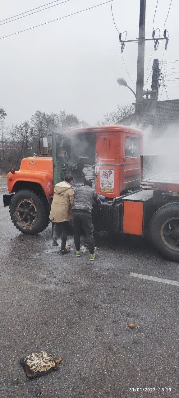 فیلم | امداد رسانی مردم لمیر به یک دستگاه تریلر که دچار آتش سوزی شده بود