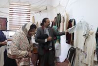 ارزیابان شورای جهانی صنایع‌دستی از نمایشگاه دائمی خانه صنایع‌دستی شهر رشت بازدید کردند
