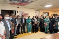 اهدای شاخه گل توسط دکتر آشوبی به ماماهای شاغل در مرکز آموزشی درمانی الزهرا(س)رشت