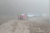 گزارش تصویری | امدادرسانی به خودروهای گرفتار در جاده به علت بارش شدید باران ور انش کوه در جاده کوهستانی توسط نجاتگران هلال احمر تالش
