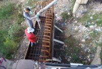 گزارش تصویری | بتن ریزی سر ستون های پل در حال تعریض شهر تالش توسط واحد عمران شهرداری