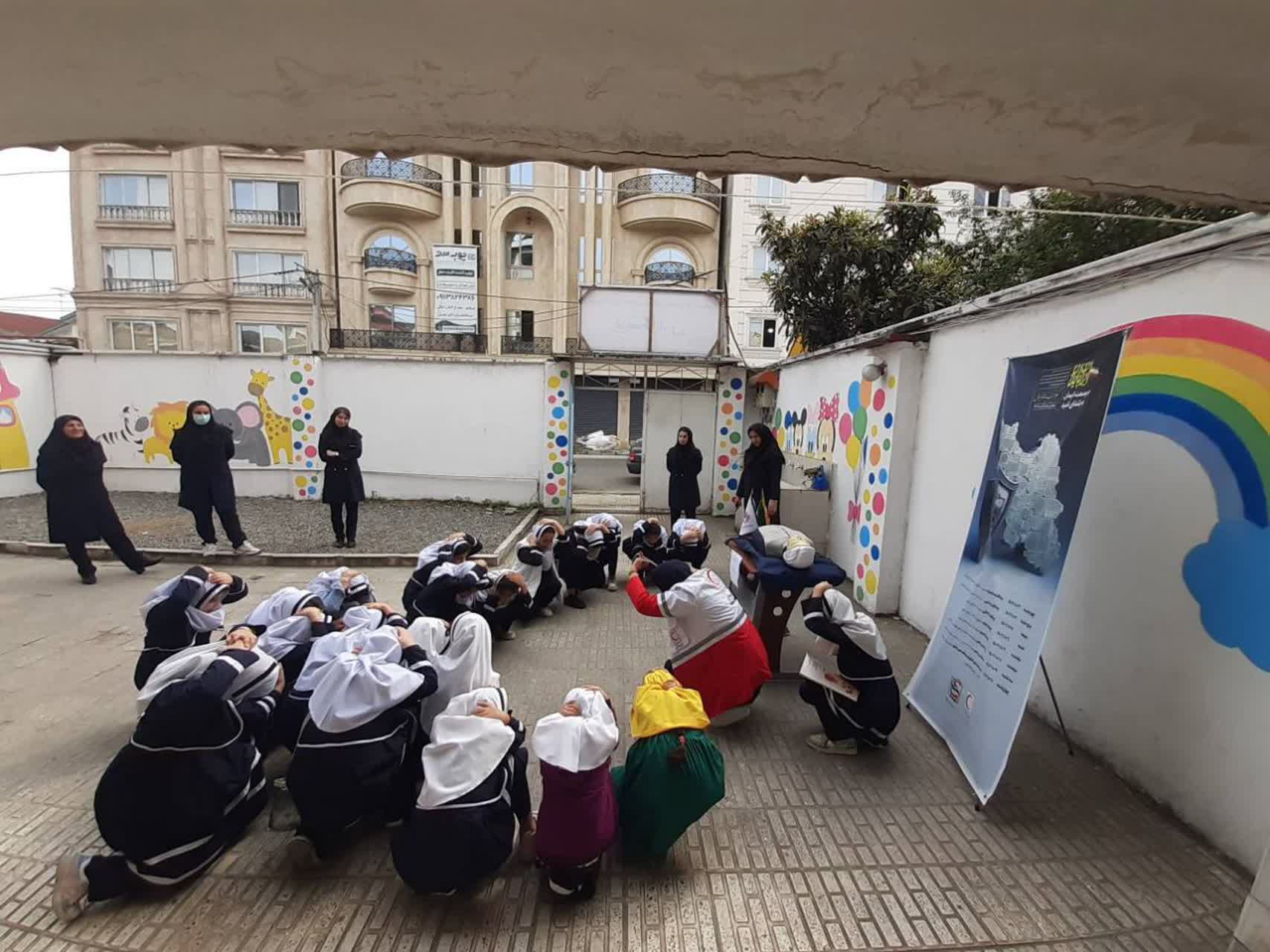 گزارش تصویری |برگزاری کلاس کمک های اولیه وپناه گیری و تخلیه اضطراری در زلزله در تعدادی از مدارس توسط داوطلبان جمعیت هلال احمر تالش