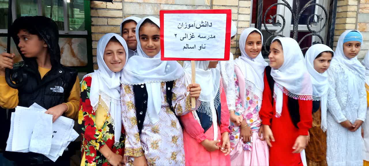 گزارش تصویری | حضور دانش آموزان با لباس محلی در راهپیمایی روز ۱۳ آبان در بخش اسالم