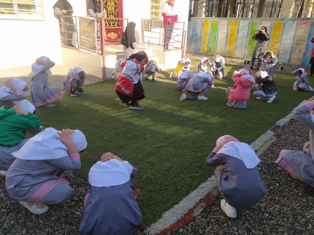 گزارش تصویری | برگزاری کلاس آموزشی امدادی ومانور زلزله وپناهگیری ایمن در مدرسه خردمند بخش اسالم