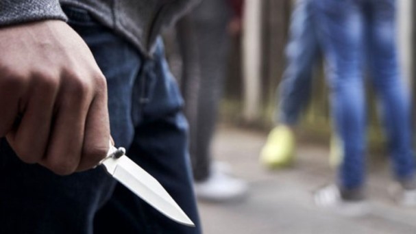 چاقوکشی یکی از اعضای خانواده دانش آموز در مدرسه / ضارب متواری است