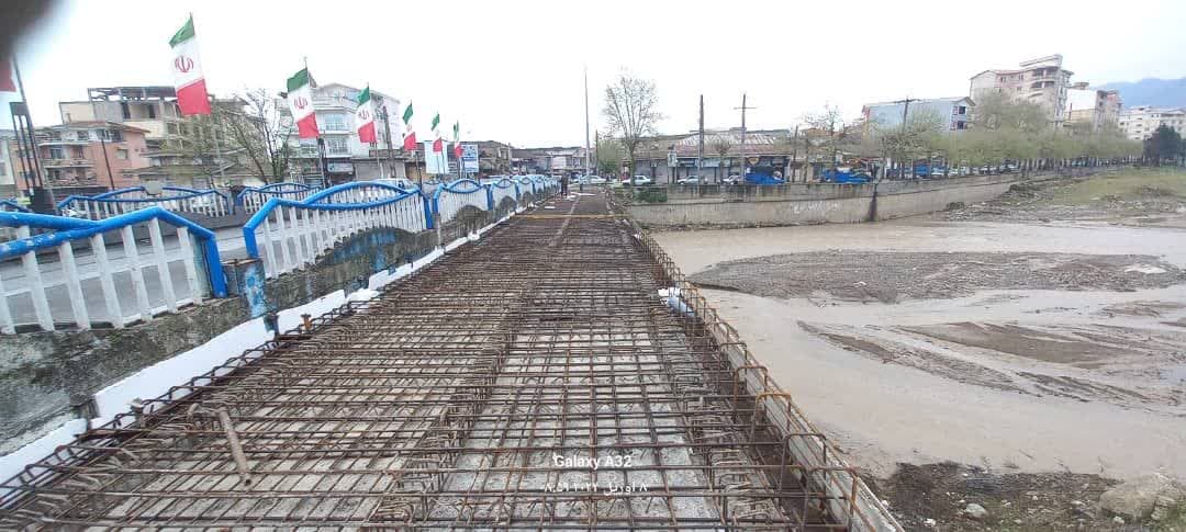 عکس | بتن ریزی عرشه پل اصلی شهر تالش توسط واحد عمران شهرداری